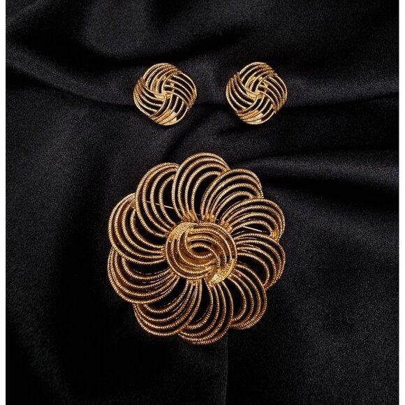 Vintage Monet 1960s Gold-Tone Brooch & Earrings Set - Picture 3 of 5